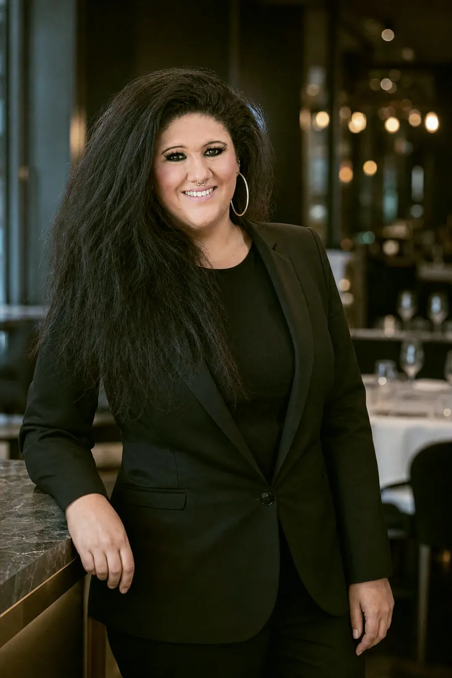 Elisa Russoniello in einem Restaurant, an einen Tresen gelehnt