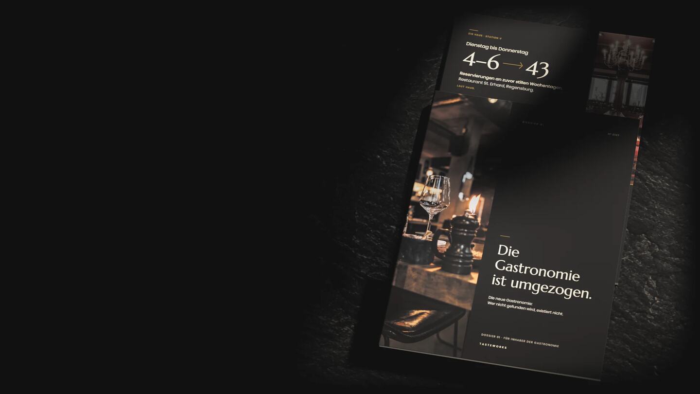 Das Heft „Die Gastronomie ist umgezogen.“ auf dunklem Schiefer, dahinter die Heftseite mit Dienstag bis Donnerstag 4–6 → 43 Reservierungen, Restaurant St. Erhard