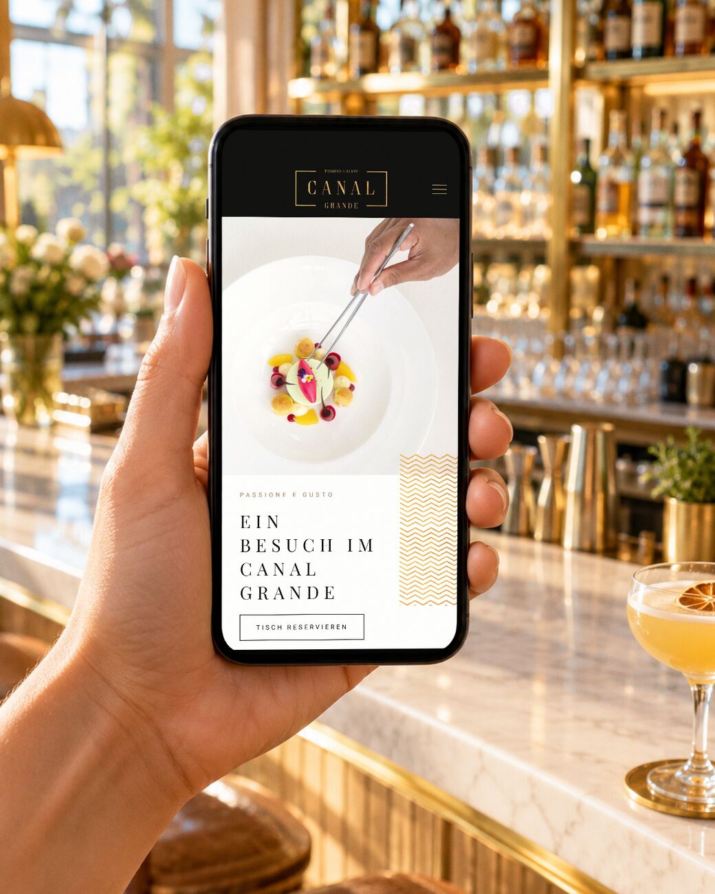 Restaurant-Website des Canal Grande in München auf dem Smartphone an einer hellen Bar
