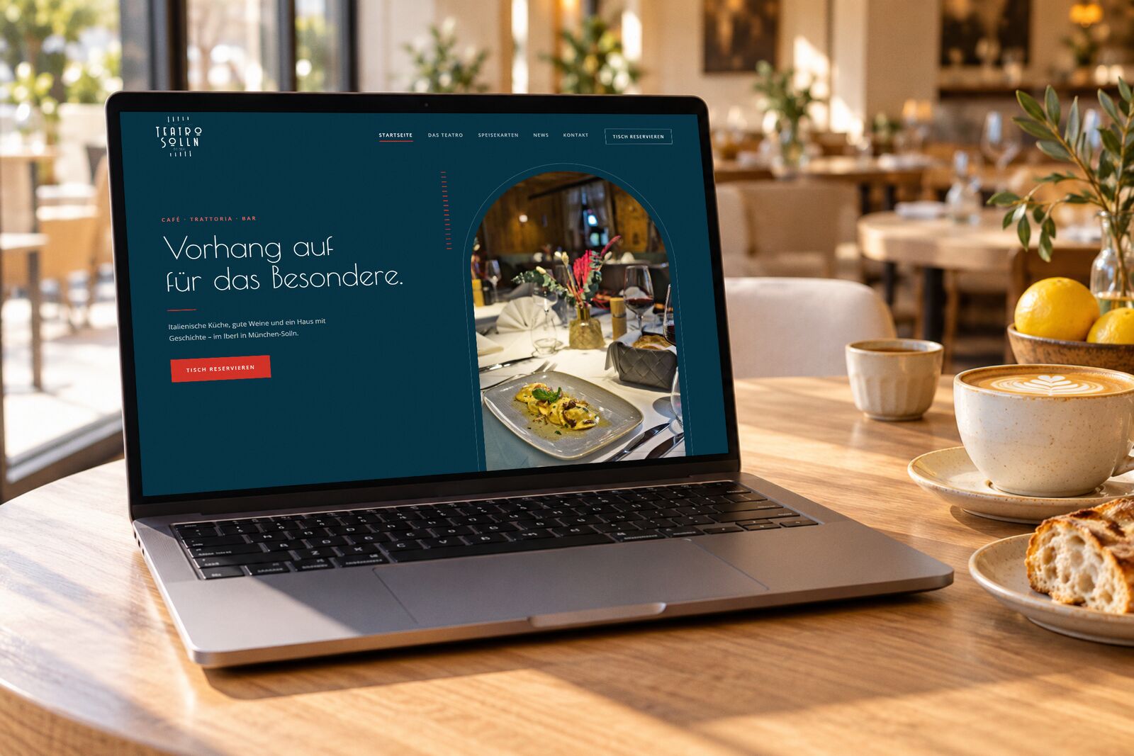 Restaurant-Website des Teatro Solln in München auf einem Laptop im sonnigen Café