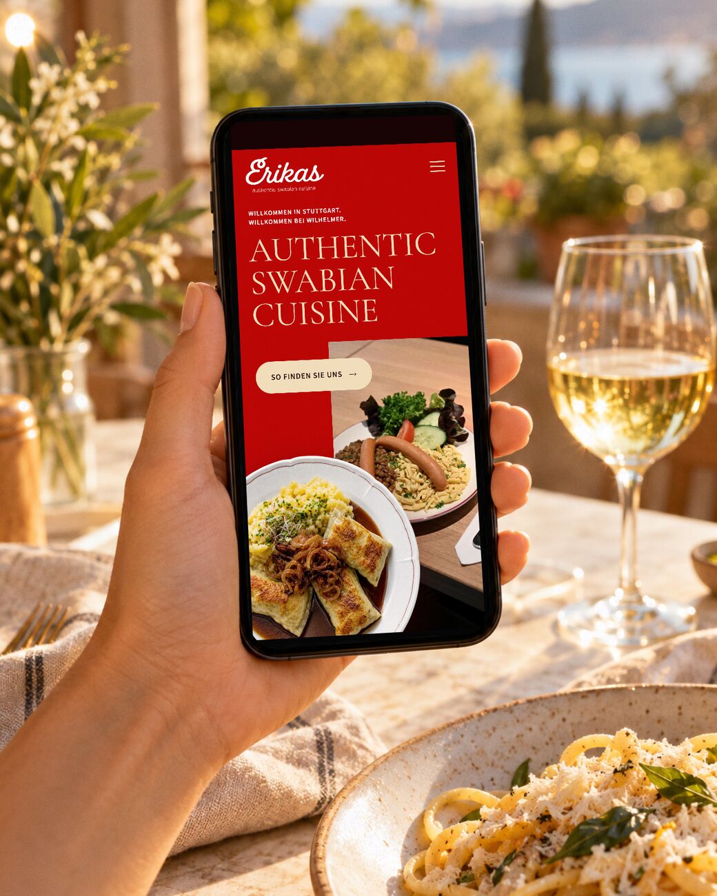 Restaurant-Website von Erikas in Stuttgart auf dem Smartphone an einem sonnigen Terrassentisch