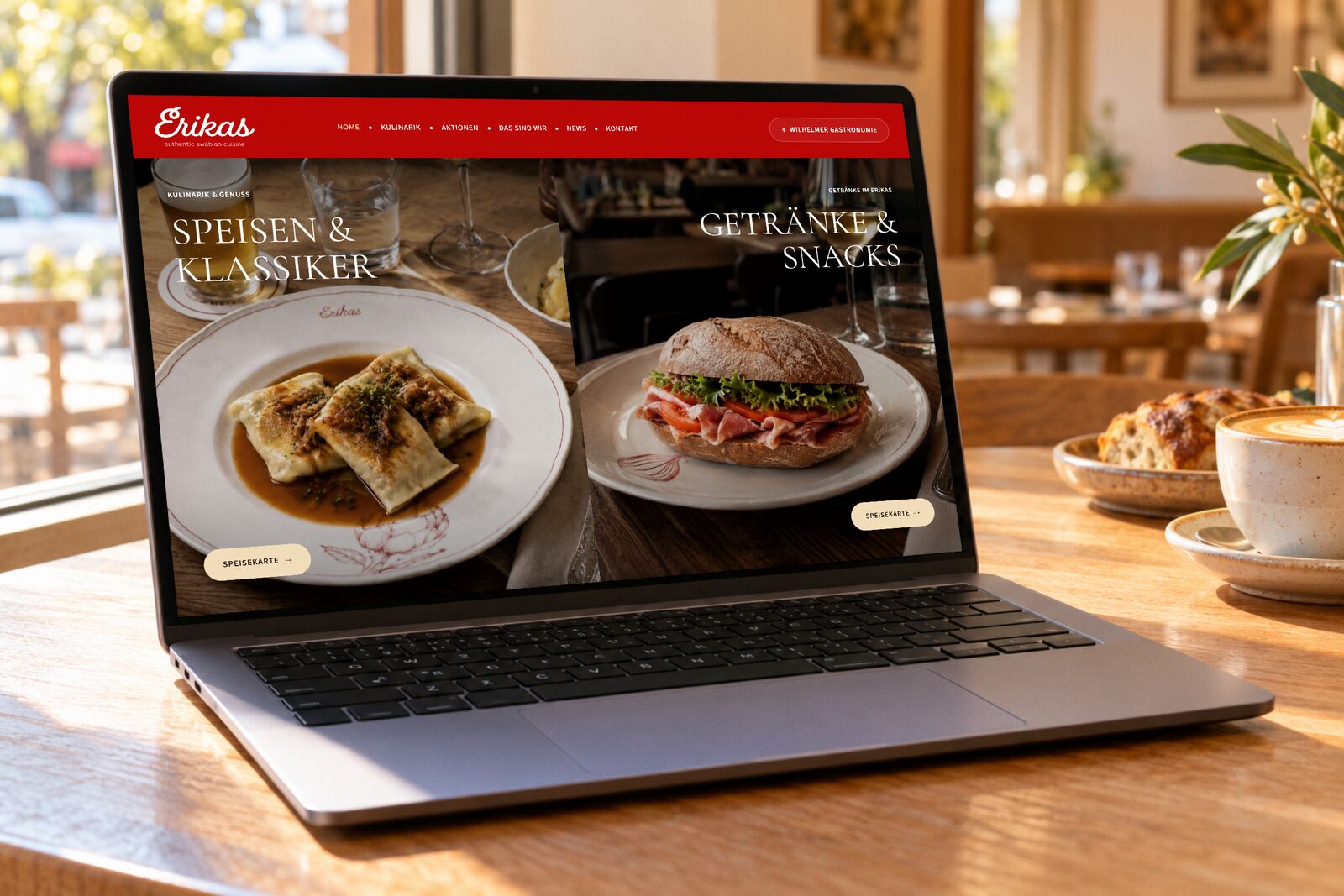 Restaurant-Website von Erikas in Stuttgart mit Speisen und Klassikern auf einem Laptop im sonnigen Café