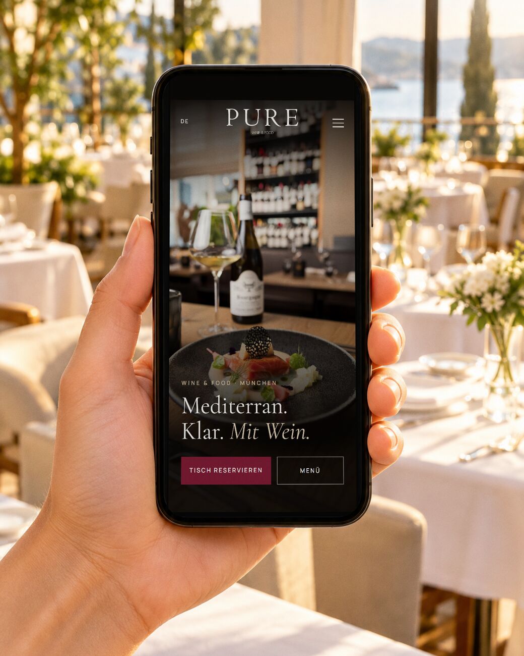Fotografie von TasteWorks für PURE Wine & Food in München, als mobile Website inszeniert, auf dem Smartphone im hellen Gastraum