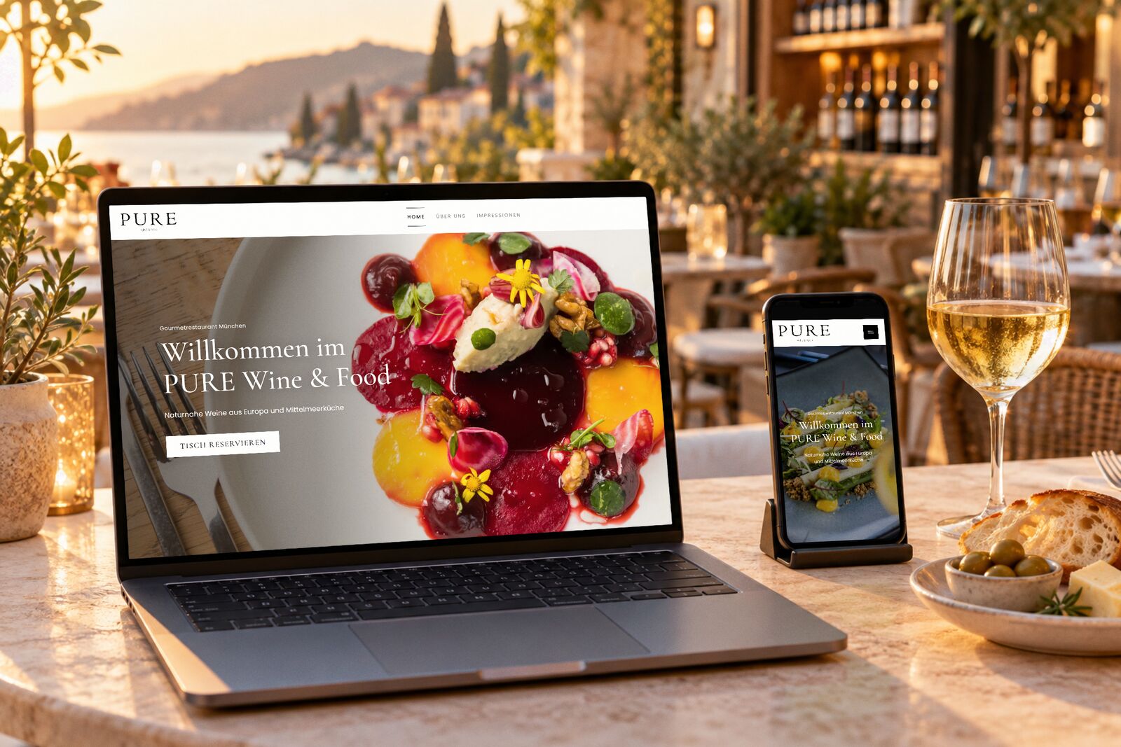 Fotografie von TasteWorks für PURE Wine & Food in München, als Restaurant-Website inszeniert, auf Laptop und Smartphone auf einer Terrasse im Abendlicht