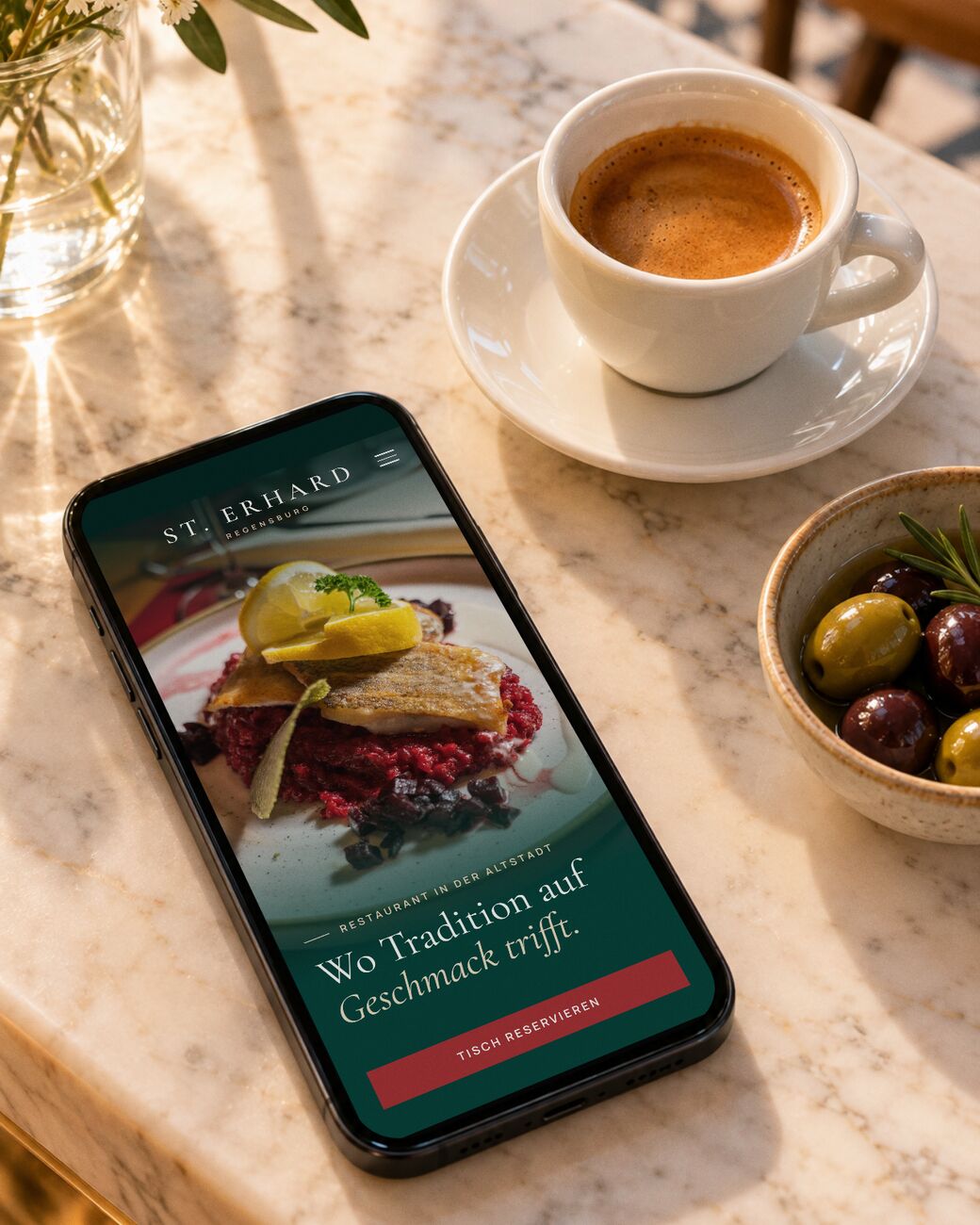 Fotografie von TasteWorks für St. Erhard in Regensburg, als mobile Website inszeniert, auf dem Smartphone am Marmortresen