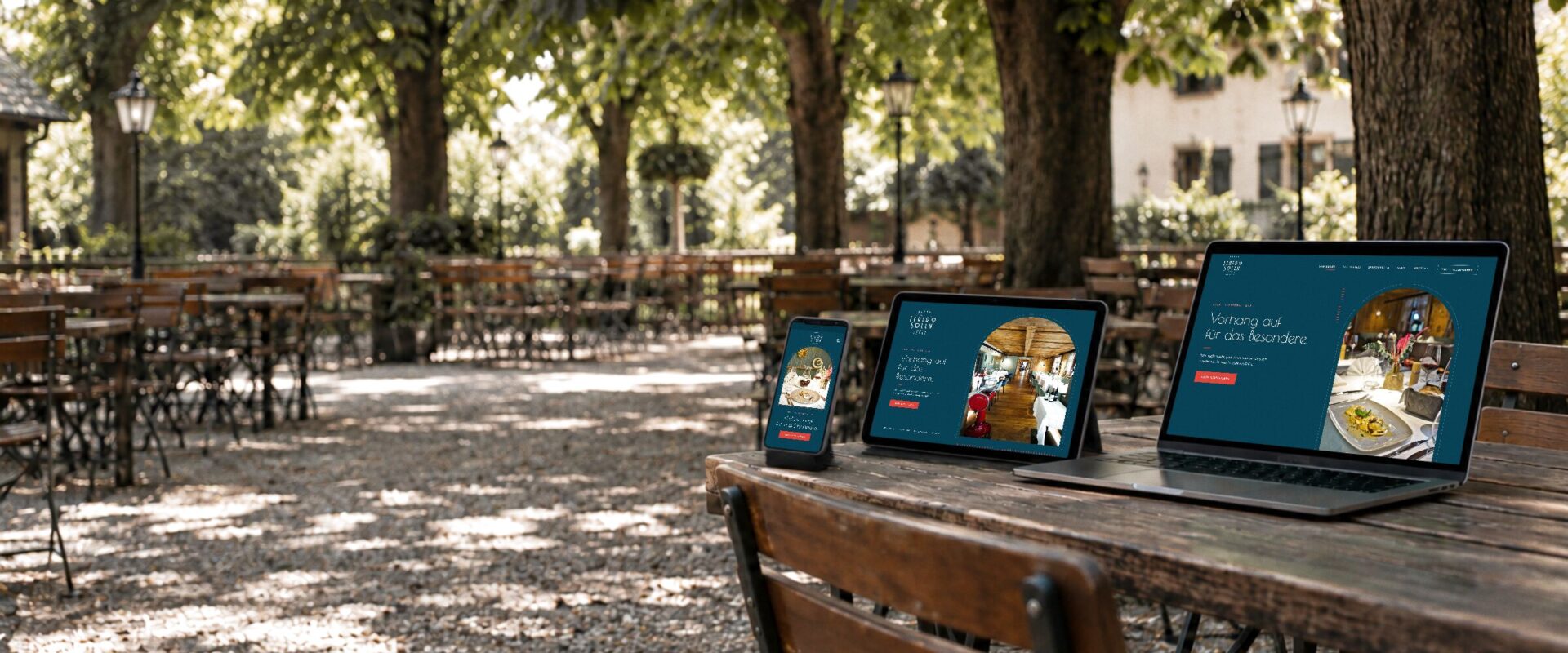 Restaurant-Website des Teatro Solln in München auf Smartphone, Tablet und Laptop im Biergarten