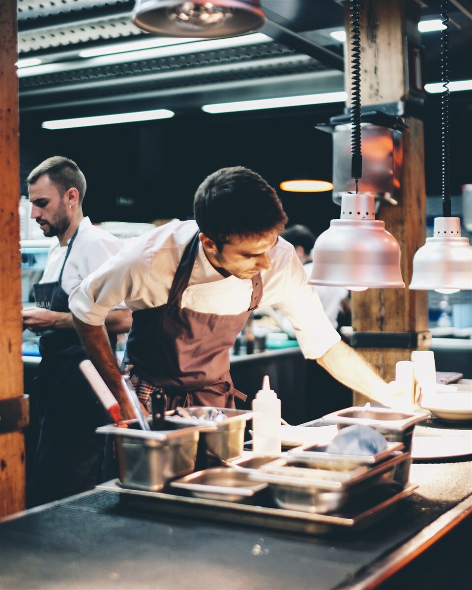 Küchenchef am Pass, Portraitformat