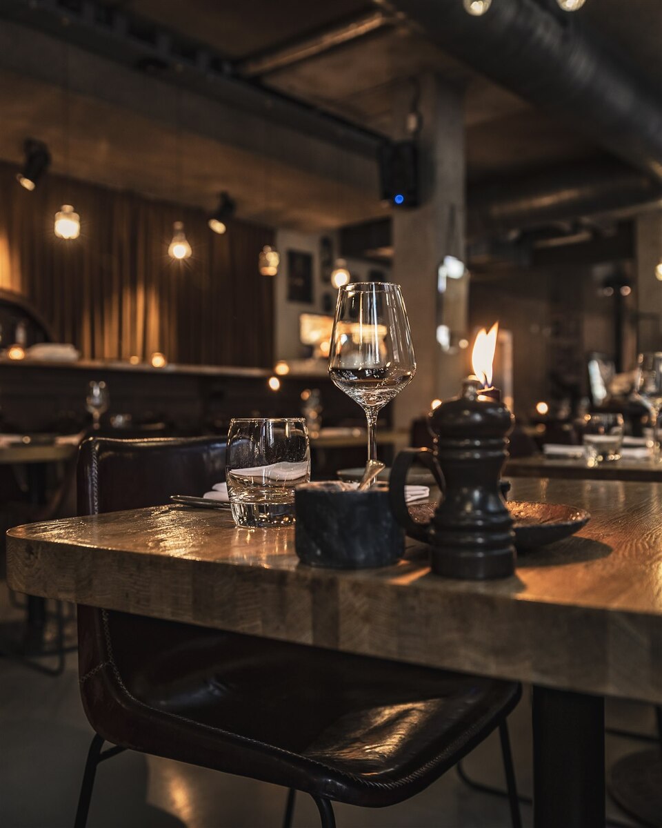 Bar-Interieur bei Kerzenlicht, Portraitformat