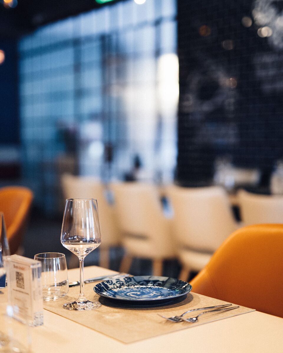Gedeckter Tisch, dunkles Ambiente, Portraitformat