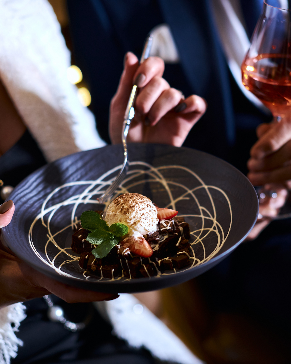 Dessert mit Wein, elegant inszeniert