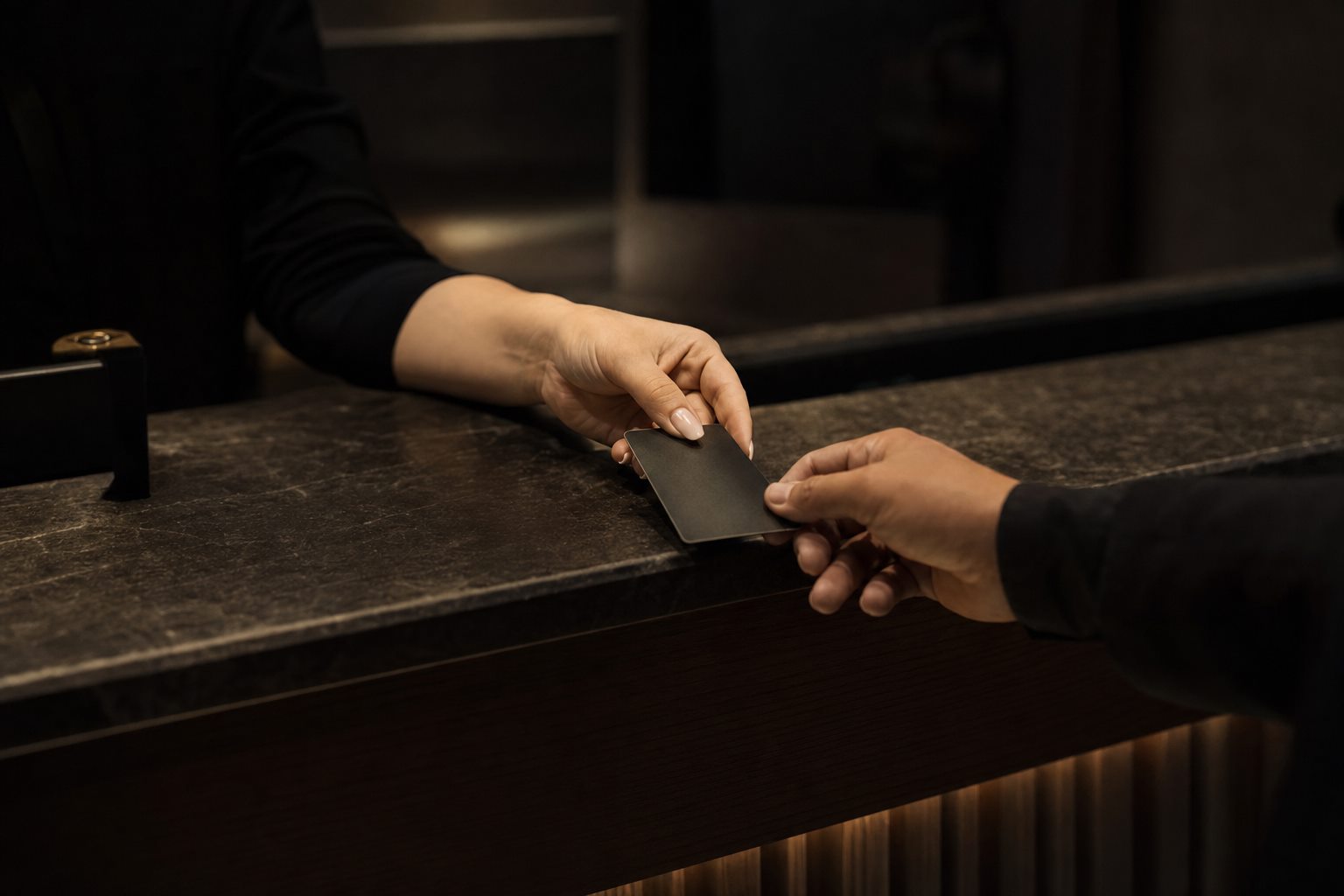 Übergabe der Zimmerkarte an der Hotelrezeption — eine Direktbuchung ohne Portalprovision