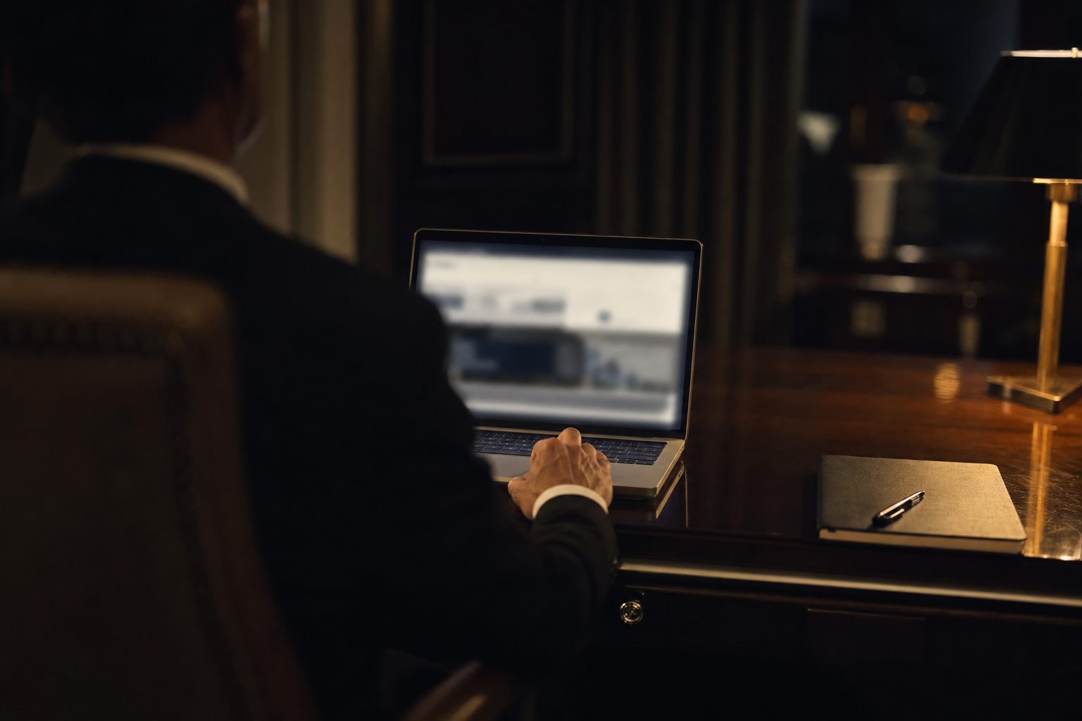 Hotelier prüft abends am Laptop die Kennzahlen seines Online-Marketings