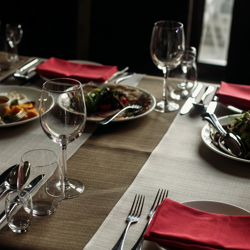 Elegant gedeckter Tisch, dunkler Hintergrund