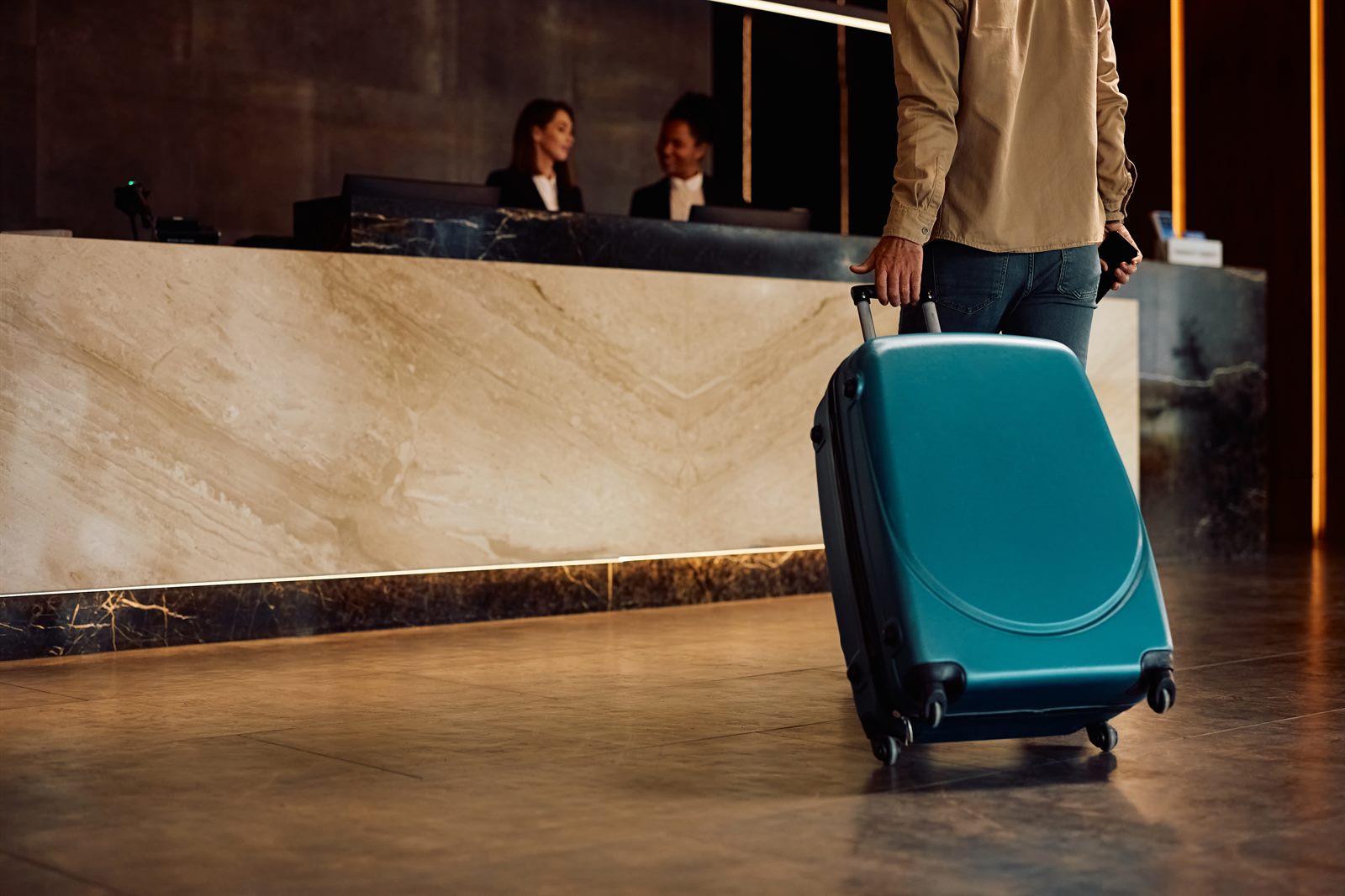 Gast beim Check-in an der Hotelrezeption
