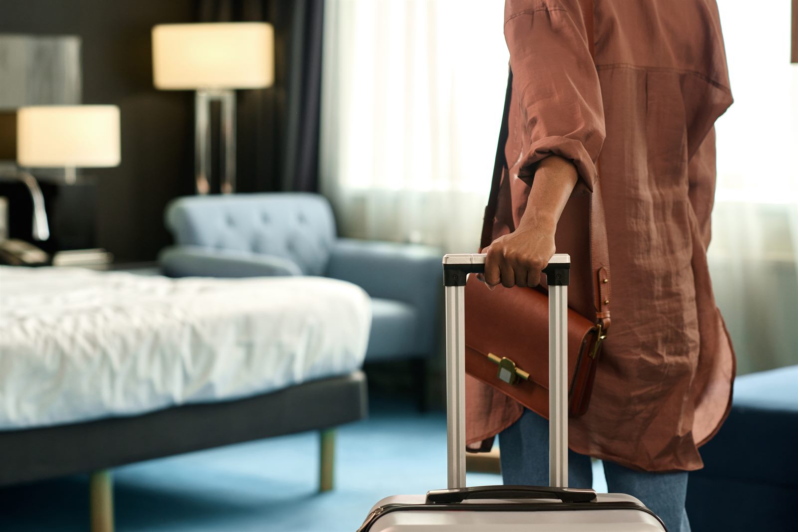 Gast betritt das Hotelzimmer – Gästebindung und Wiederkehr im Hotelmarketing