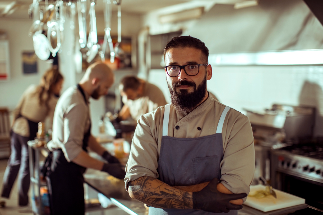 Gastronomie-Inhaber in seiner Kueche – Unternehmensberatung Gastronomie fuer mehr Rentabilitaet
