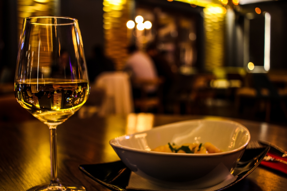 Restaurant-Ambiente mit gedecktem Tisch – Unternehmensberatung Gastronomie von TasteWorks