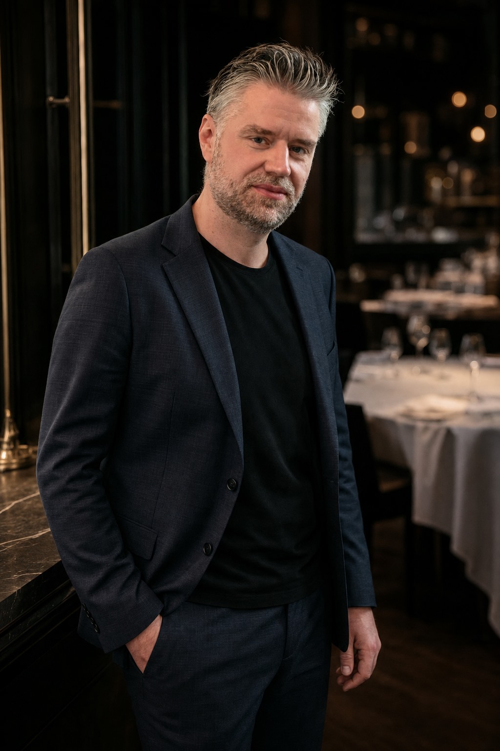 Dominik Pusch, Autor von „Gastgewerbe. Geheimnisse. Gewinner.“, im Gastraum eines Fine-Dining-Restaurants
