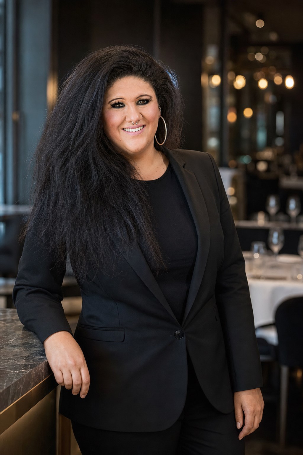 Elisa Russoniello, Gründerin von TasteWorks, im Gastraum eines Fine-Dining-Restaurants