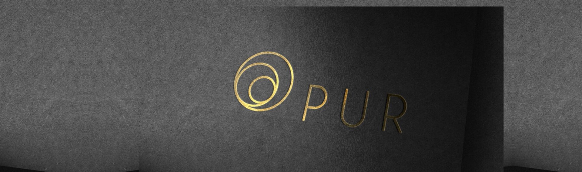 Markenzeichen PUR, Fine Dining im Maximilianhotel, zentriert in Gold auf dunklem Papier