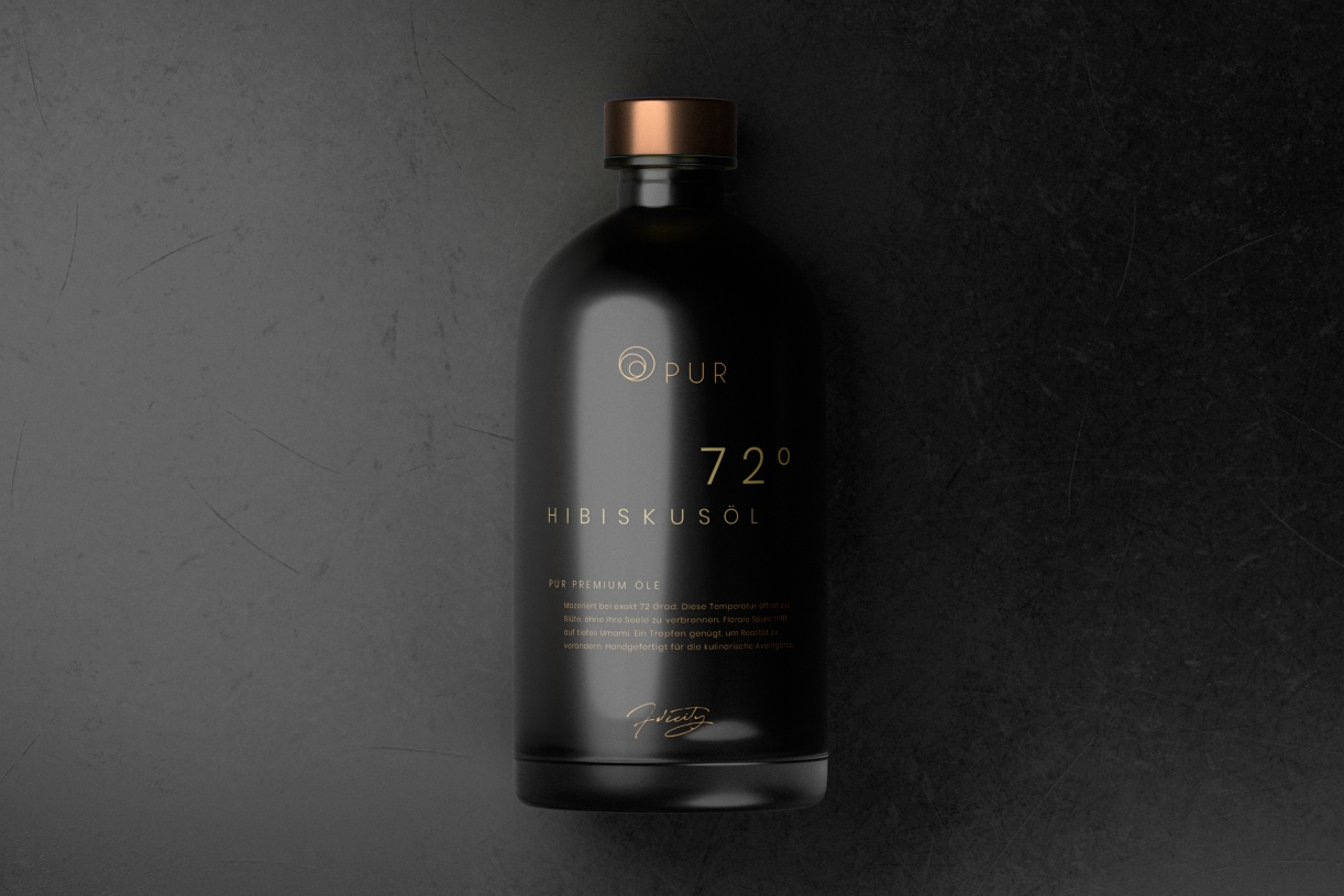 Dunkle Flasche mit goldenem Verschluss und geprägtem Markenzeichen