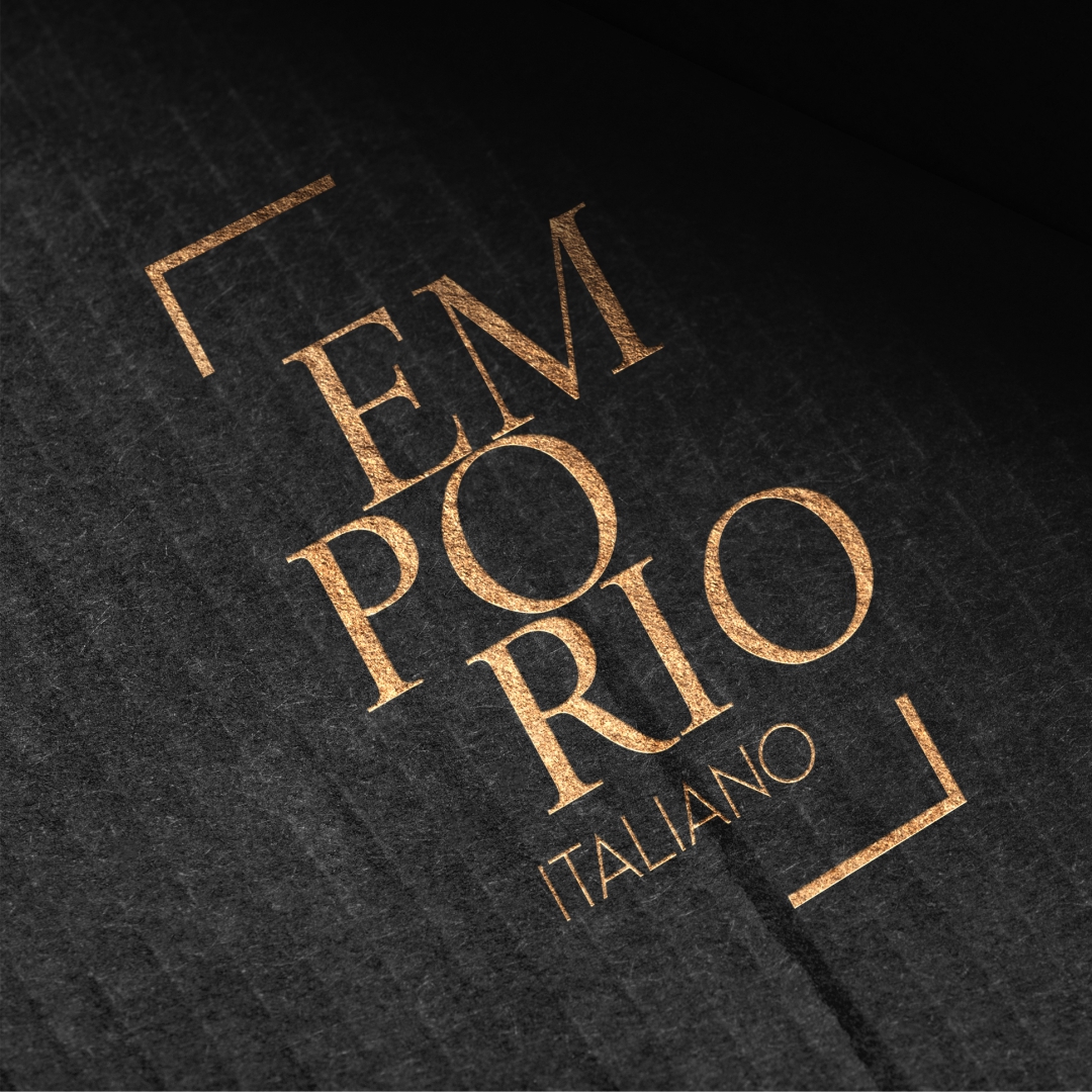 Markenzeichen Emporio Italiano, in Gold auf dunkles Papier geprägt