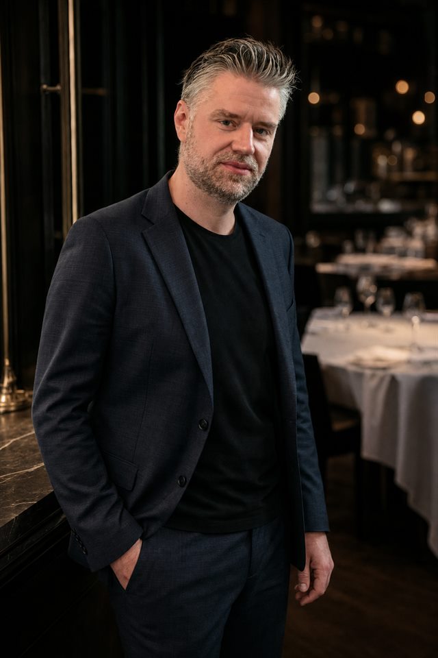 Dominik Pusch, Gastronomie-Experte bei TasteWorks, im Gastraum eines Restaurants