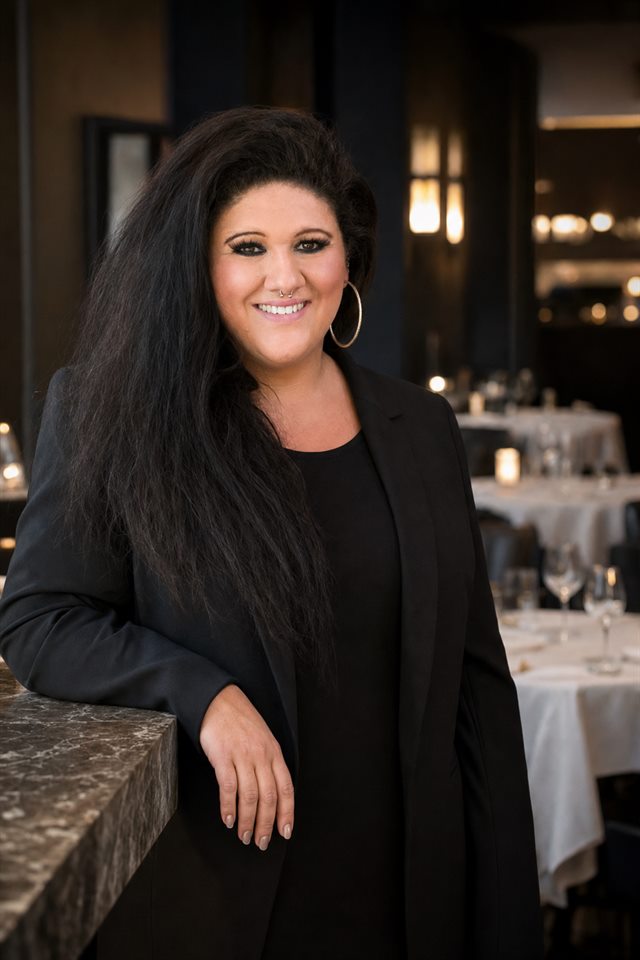Elisa Russoniello, Gründerin von TasteWorks, im Gastraum eines Restaurants