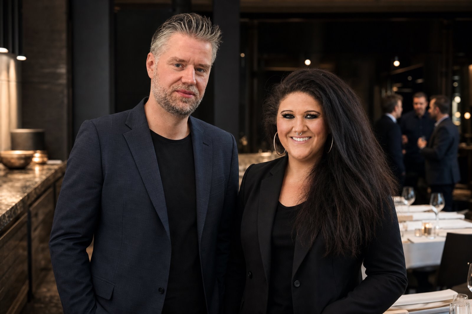 Elisa Russoniello und Dominik Pusch von TasteWorks im Gastraum eines Restaurants