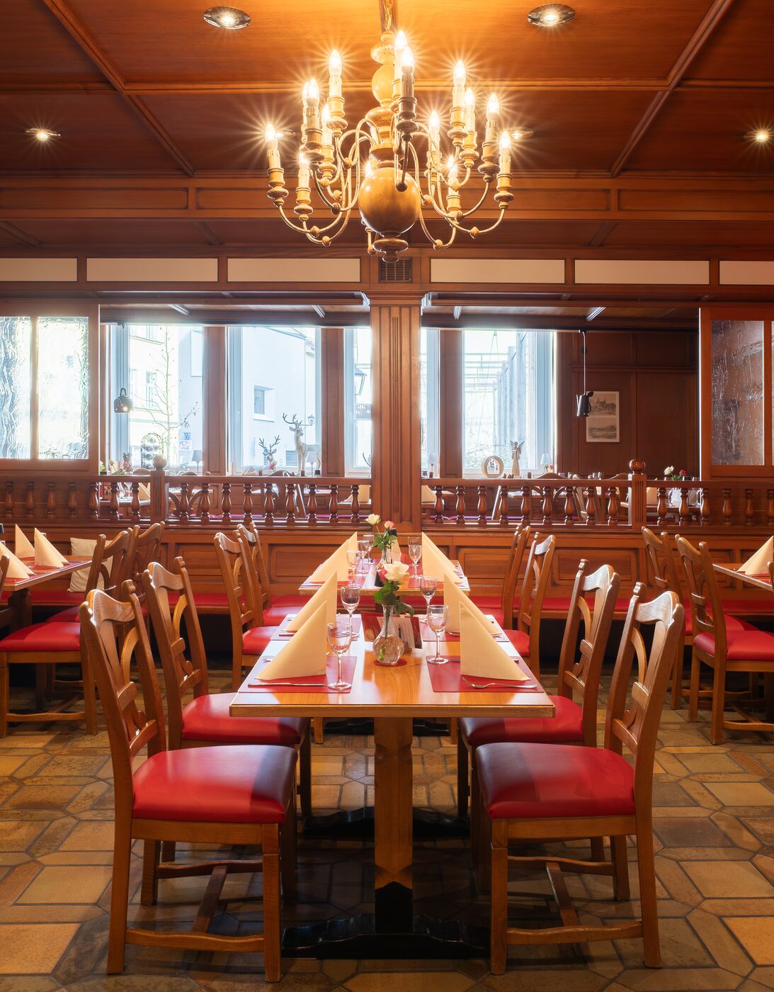 Gastraum mit Kronleuchter und Holzvertäfelung, Restaurant Erhard, Regensburg