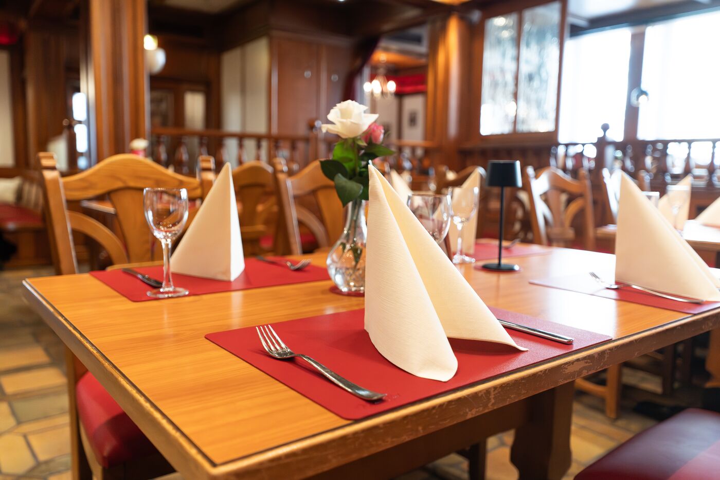 Eingedeckter Tisch mit Servietten und Rose, Restaurant Erhard, Regensburg