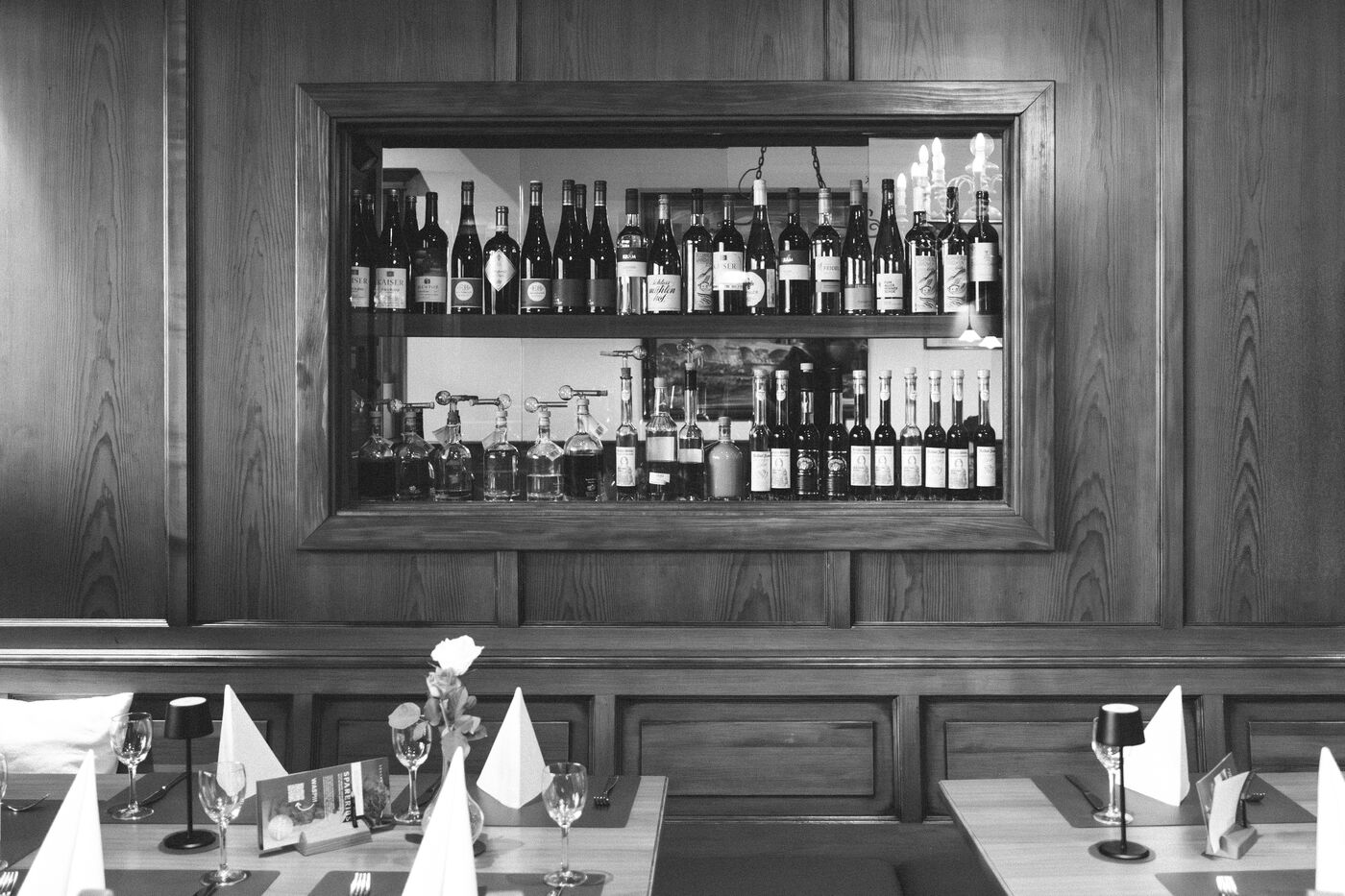 Weinschrank in der Holzvertäfelung, schwarzweiß, Restaurant Erhard, Regensburg