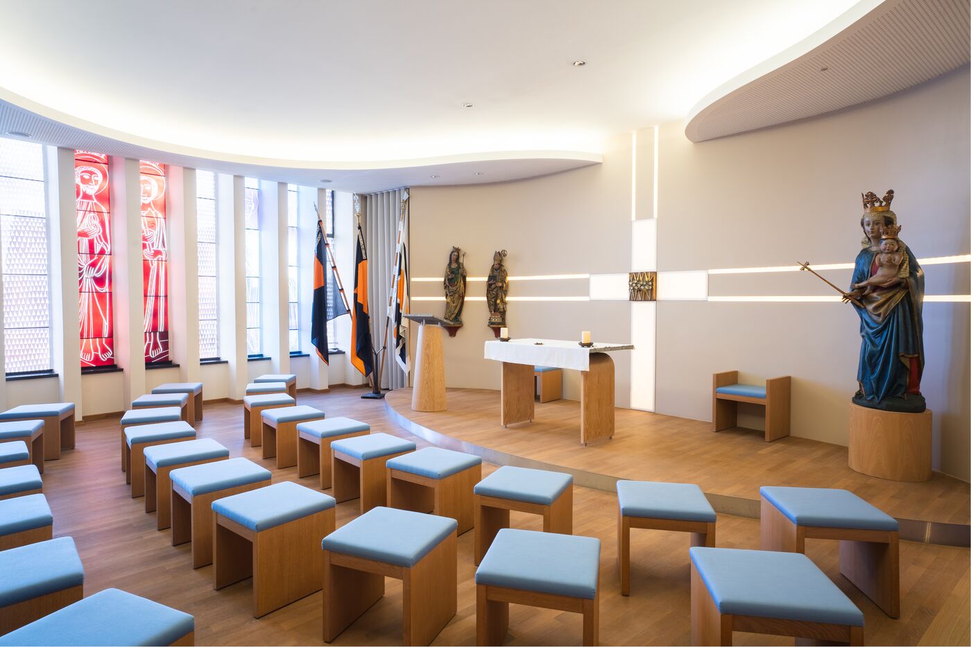 Kapelle mit indirektem Licht und Bankreihen, Kultur- und Kongresszentrum Regensburg