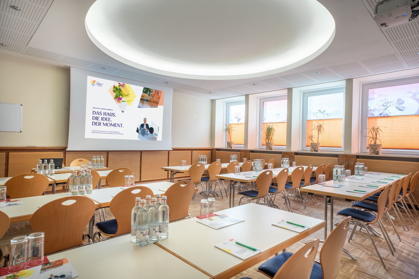 Tagungsraum mit Lichtkuppel und Bestuhlung, Kultur- und Kongresszentrum Regensburg