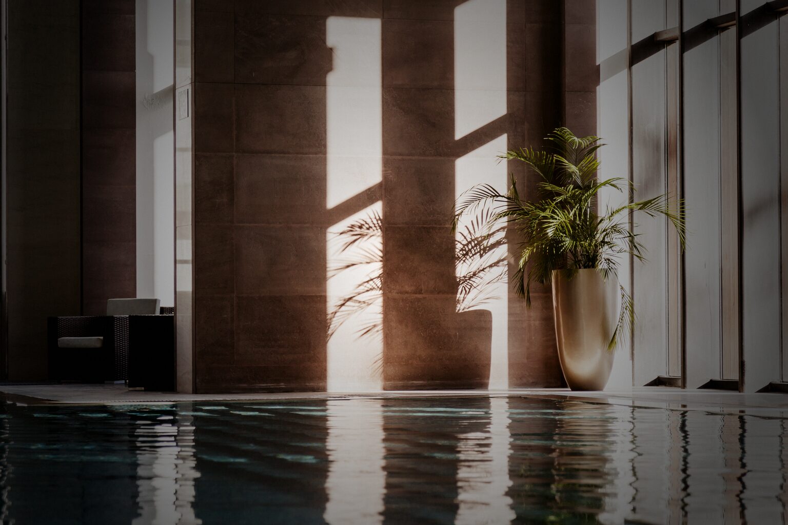 Hallenbad eines Hotels mit Lichtspiel an der Wand