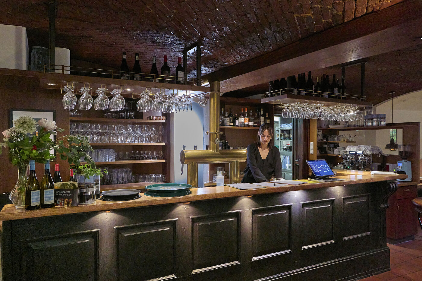 Bar mit Gläserregal und Zapfanlage im Restaurant Brodersen, Hamburg