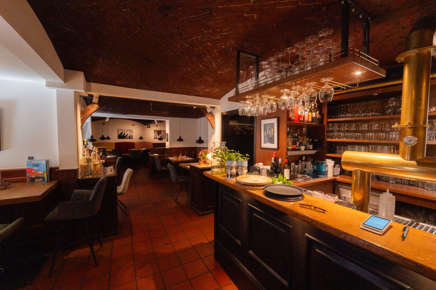 Gastraum mit Ziegelgewölbe und langer Bar, Restaurant Brodersen, Hamburg