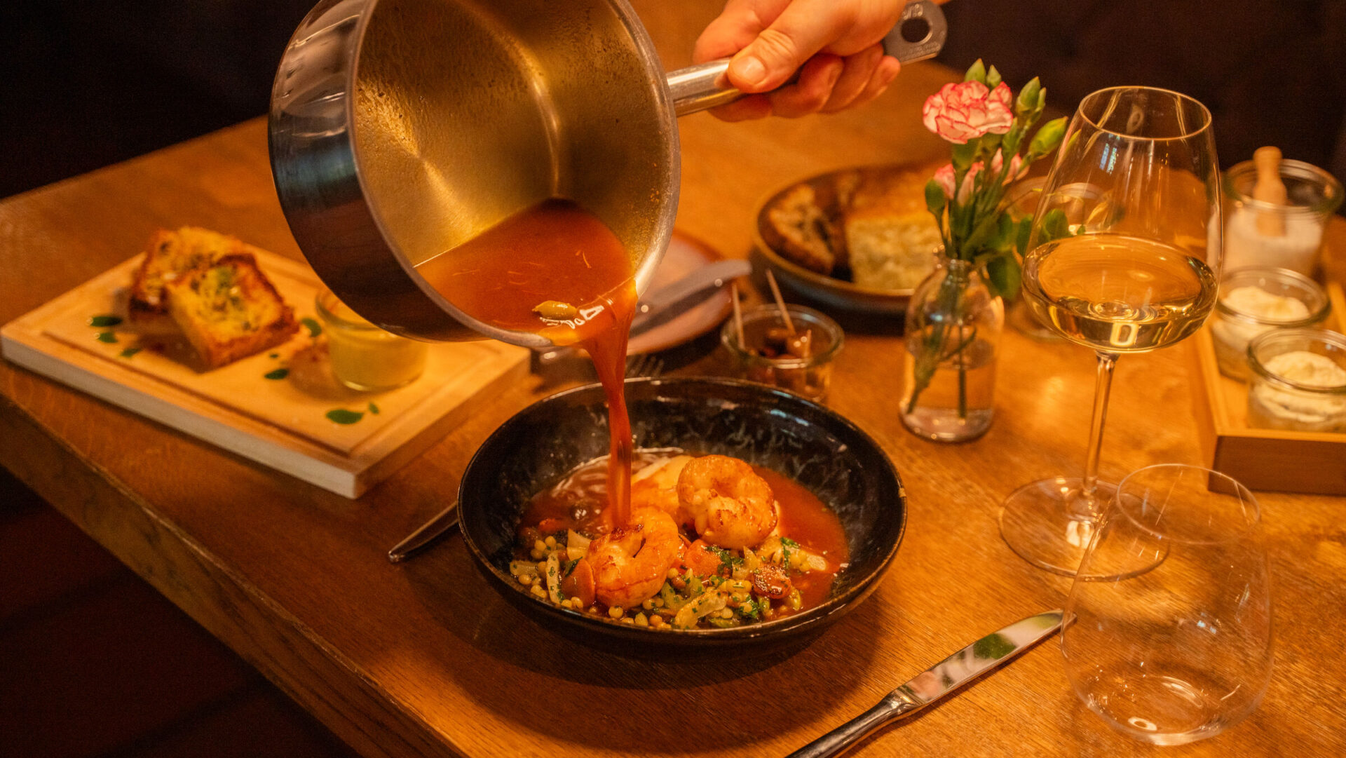 Sauce wird am Tisch über ein Fischgericht gegossen, Restaurant Brodersen, Hamburg-Rotherbaum