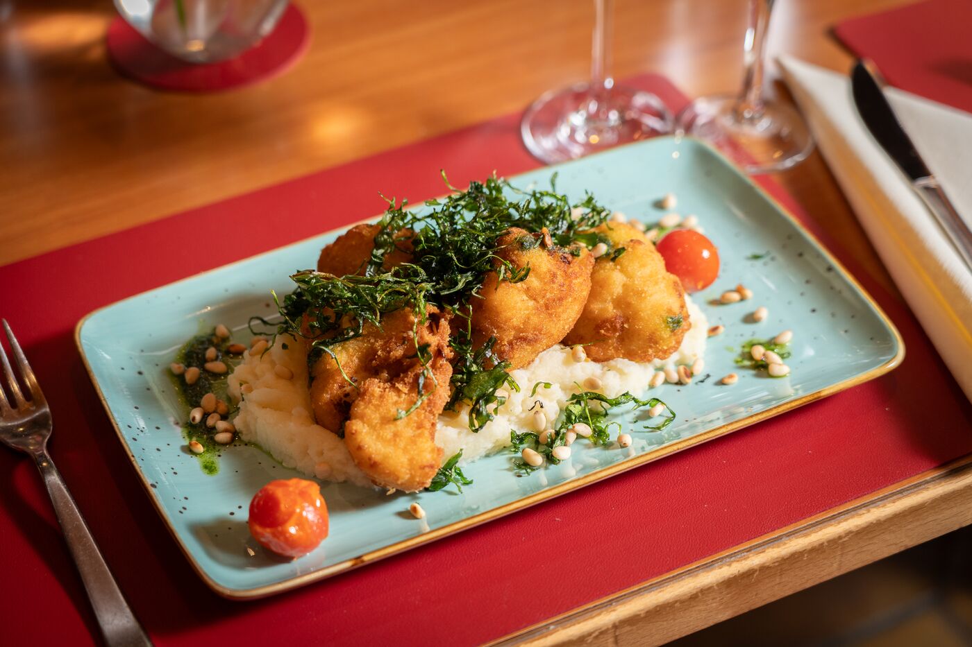 Gericht auf türkisem Teller, Restaurant Erhard, Regensburg