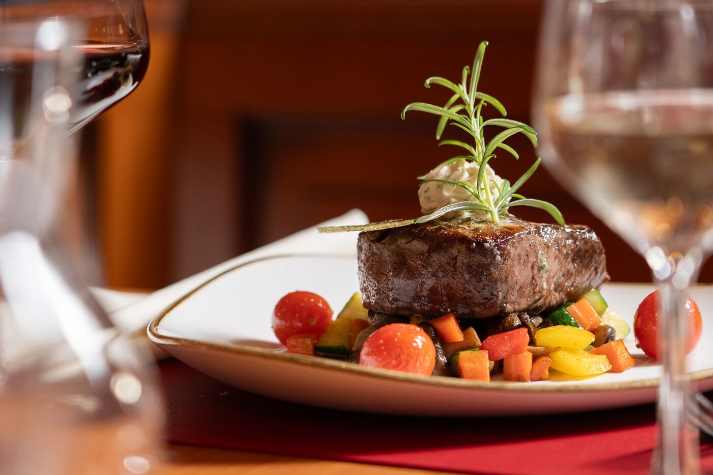 Steak mit Rosmarin und Gemüse am Abend, Restaurant Erhard, Regensburg