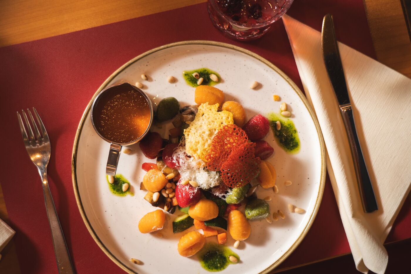 Teller von oben auf rotem Tischset, Restaurant Erhard, Regensburg