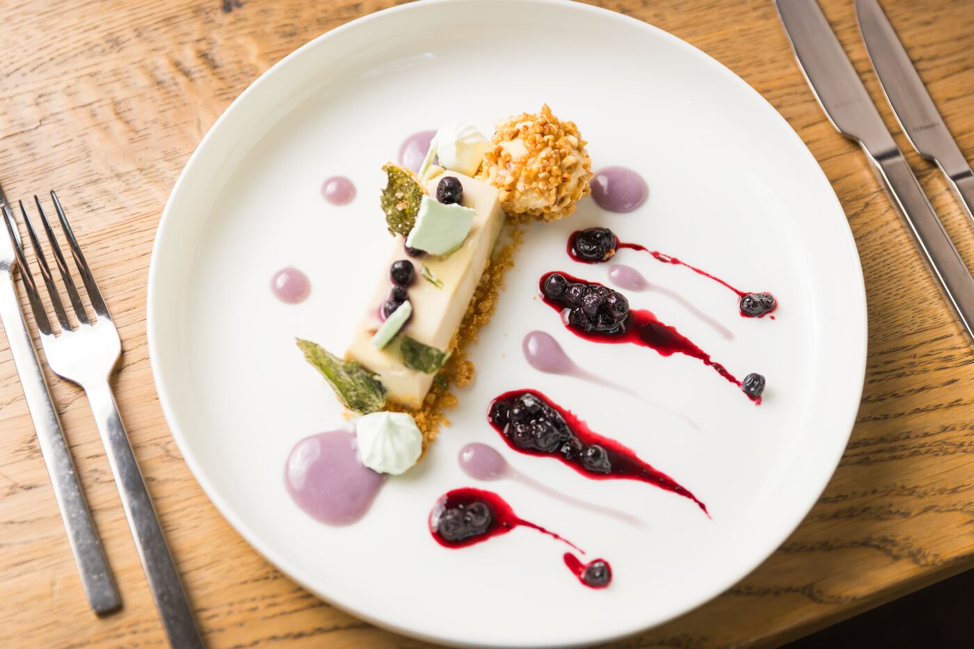Dessert mit Beeren auf weißem Teller, PURE wine & food, München