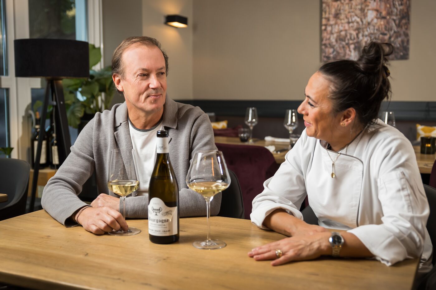 Gastgeber und Küchenchefin am Tisch, PURE wine & food, München