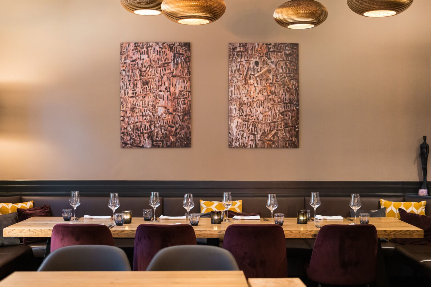Gastraum mit Bildern und Samtstühlen, PURE wine & food, München