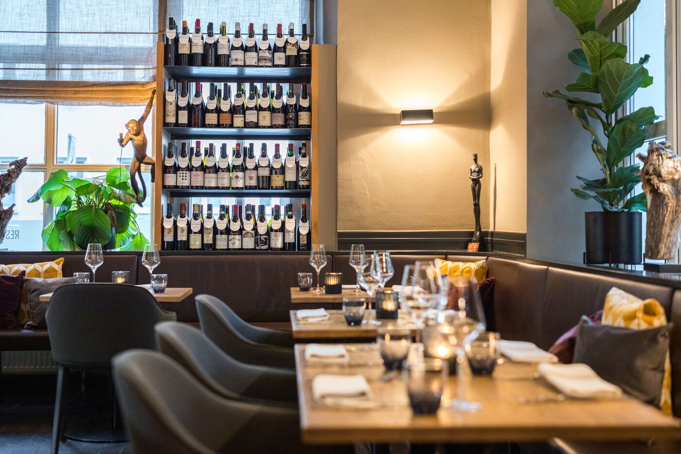 Gastraum mit Fensterfront und Weinregal, PURE wine & food, München