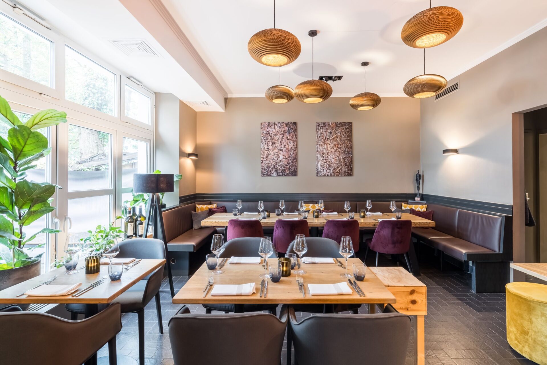 Gastraum bei Tageslicht mit Pendelleuchten, PURE wine & food, München