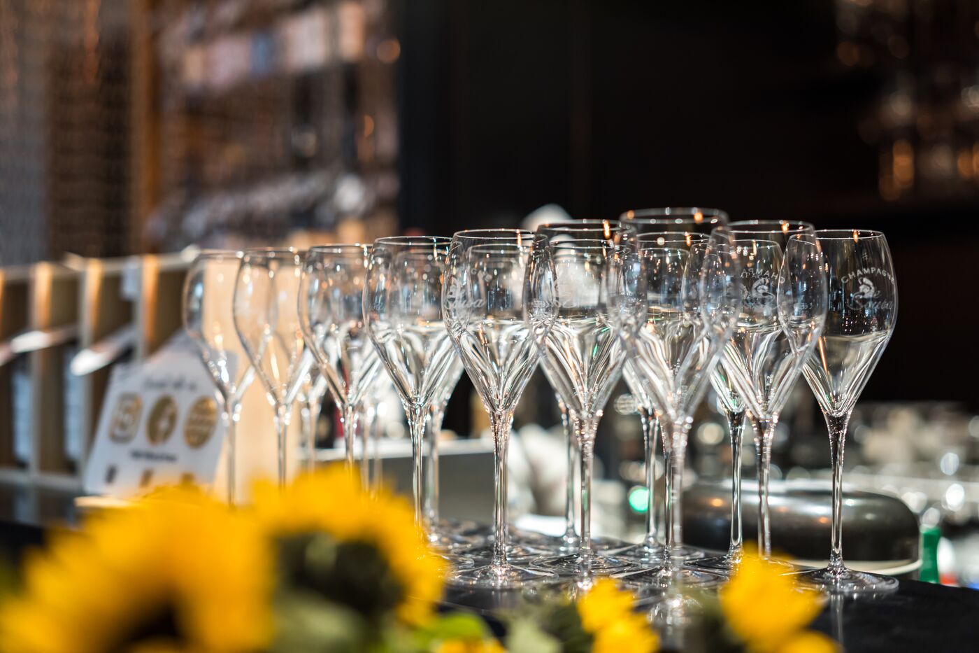 Gläser an der Bar mit Sonnenblumen, PURE wine & food, München