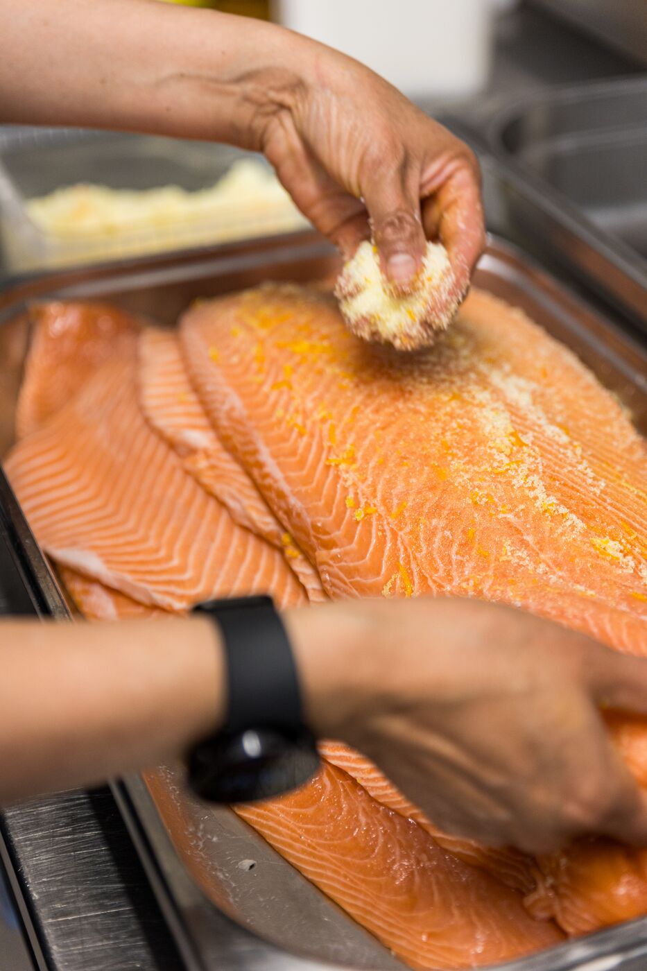 Lachs wird von Hand vorbereitet, PURE wine & food, München