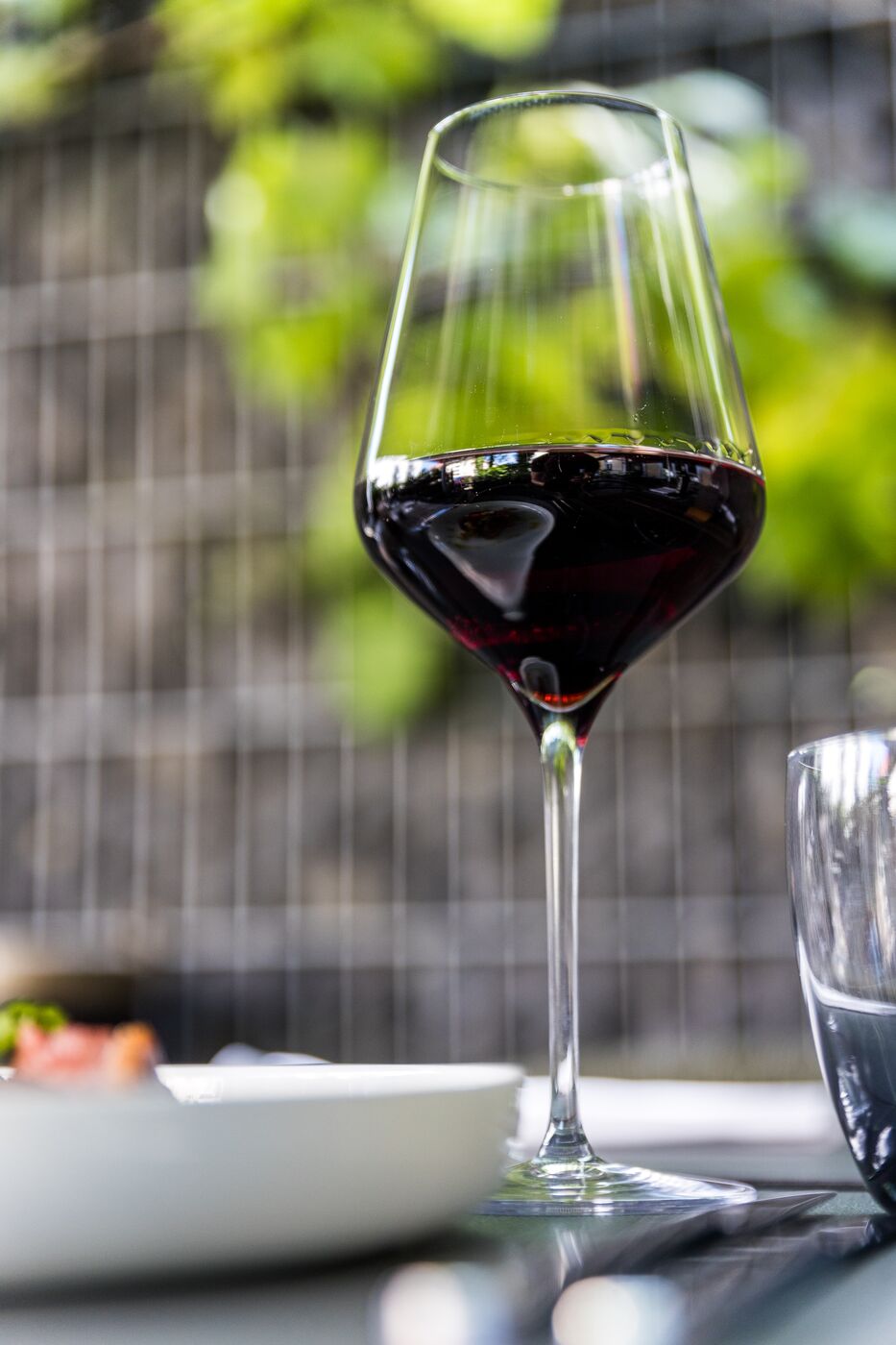 Glas Rotwein im Garten, PURE wine & food, München