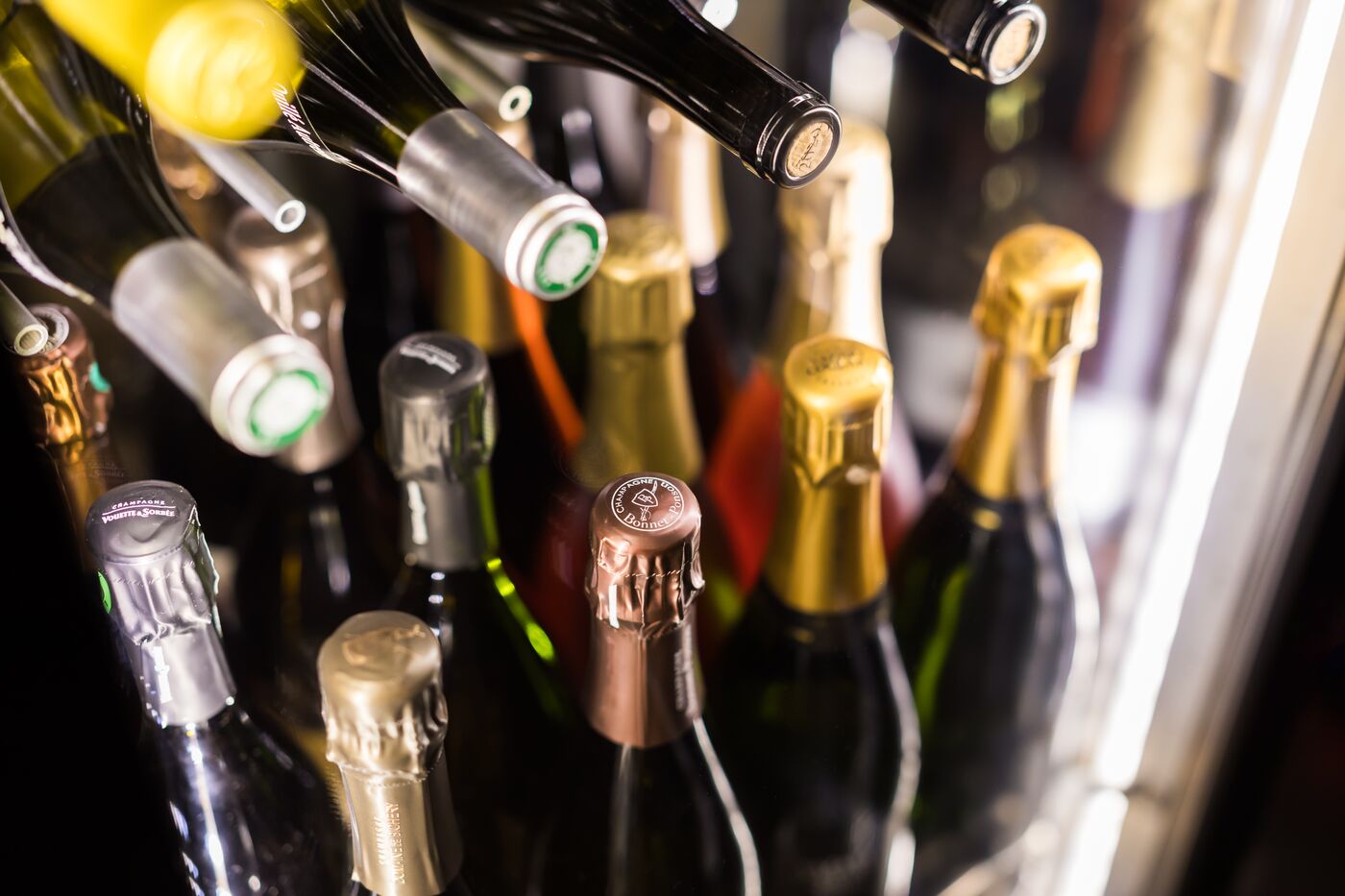 Schaumweinflaschen im Weinkühlschrank, PURE wine & food, München